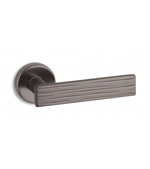 Tirador de puerta grafito Ento Wood diseño