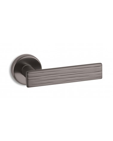 Tirador de puerta grafito Ento Wood diseño