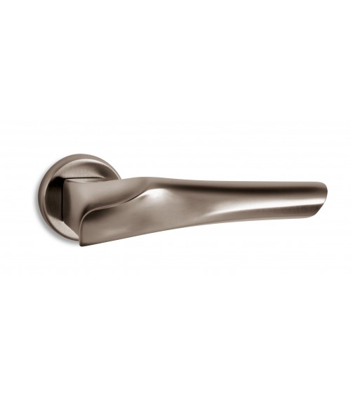 Tirador de puerta níquel satinado Ento Anatomica herraje de diseño