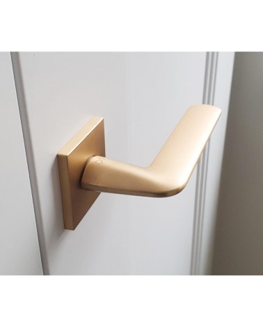 Palanca de puerta dorada mate STINGER palanca de diseño vista superior ligeramente inclinada montada en una puerta