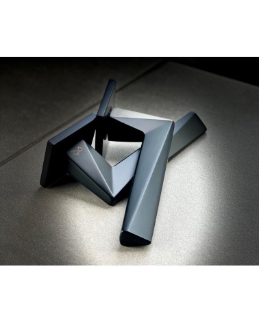 Tirador de puerta negro DIAMANT tirador de diseño colocada sobre un fondo oscuro