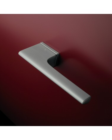 Tirador de puerta cromado satinado LUPINA tirador de diseño montada en una puerta