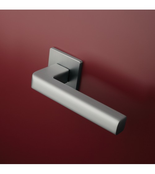 Tirador de puerta cromo satinado SALICE ferretería diseño