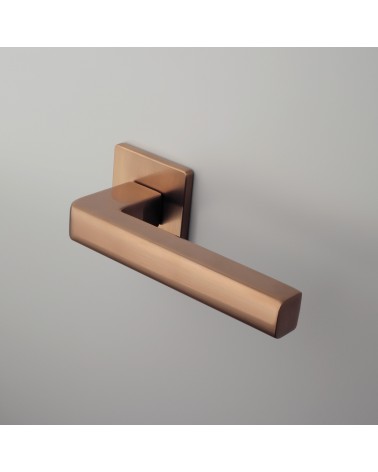 Tirador de puerta cobre SALICE herrajes de diseño montado en una puerta