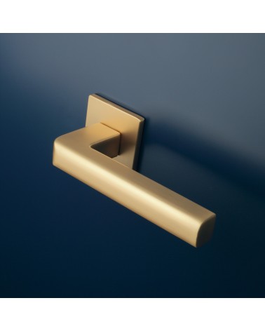 Tirador de puerta oro mate SALICE herrajes de diseño montado en una puerta