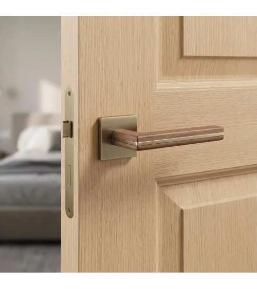 Tirador de puerta en madera de nogal negro y latón antiguo CYRILLA