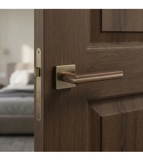 Tirador de puerta en madera de nogal negro y latón antiguo CYRILLA