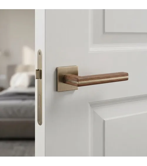 Tirador de puerta en madera de nogal negro y latón antiguo CYRILLA