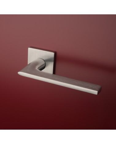 Tirador de puerta cromo cepillado SALVIA diseño montada en una puerta