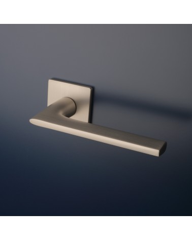 Tirador de puerta níquel cepillado SALVIA diseño montada en una puerta