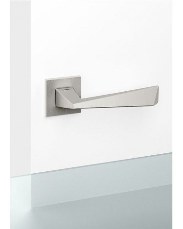 Tirador de puerta níquel satinado Mandelli Piramid tirador de diseño montado en una puerta