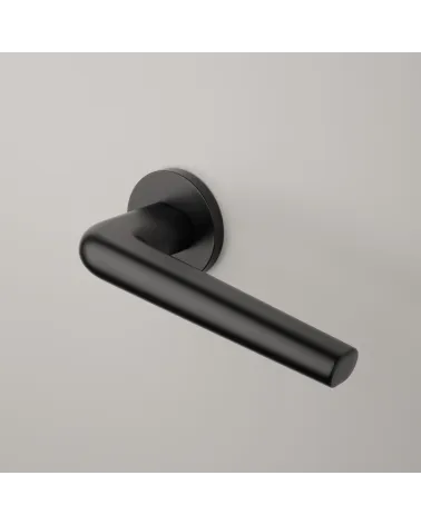 Manilla de puerta Moderna FUNKIA diseño montada en una puerta