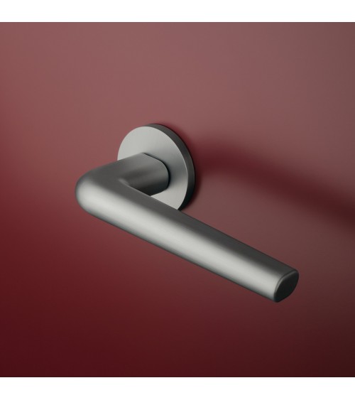 Tirador de puerta cromo satinado FUNKIA diseño
