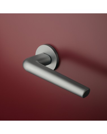 Manilla de puerta cromo satinado FUNKIA diseño montada en una puerta