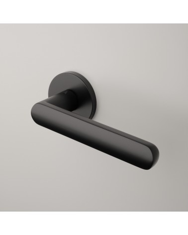Manilla de puerta negra FRAGOLA manilla de diseño montada en una puerta