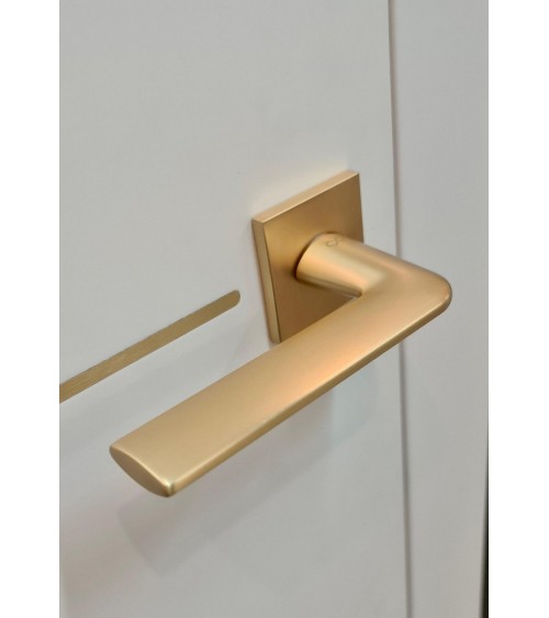 Manija de puerta oro mate STINGER diseño