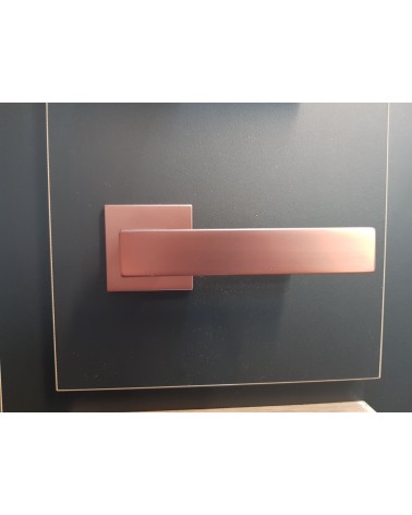 Tirador de puerta color cobre WARNA herraje de diseño vista de frente