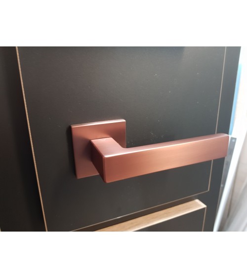 Tirador de puerta color cobre WARNA tirador de diseño