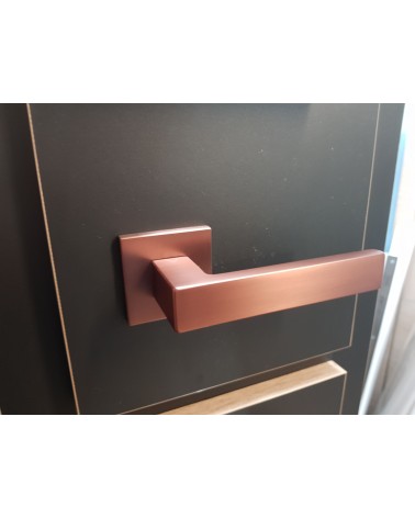 Tirador de puerta color cobre WARNA herraje de diseño vista desde arriba