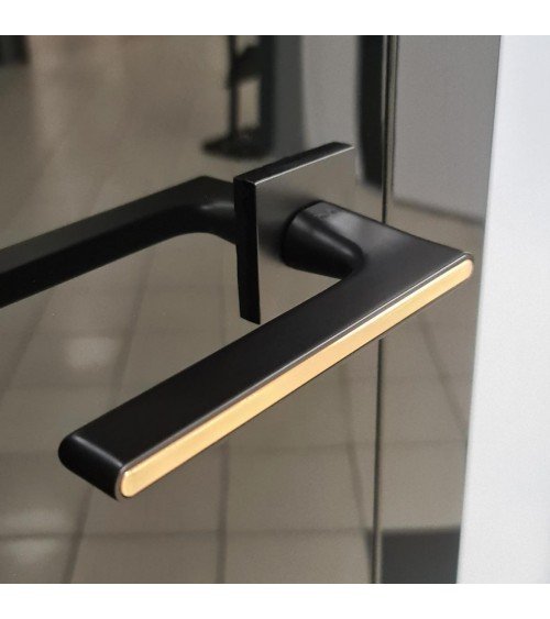 Manilla de puerta bicolor negra y dorada sobre placa cuadrada - modelo Ferrara - manilla de diseño