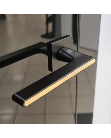 Manilla de puerta bicolor negra y dorada sobre placa cuadrada - modelo Ferrara - manilla de diseño