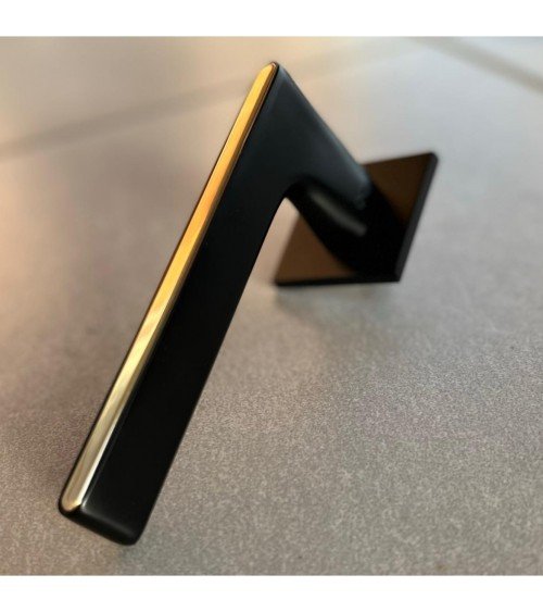 Manilla de puerta bicolor negra y dorada sobre placa cuadrada - modelo Ferrara - manilla de diseño