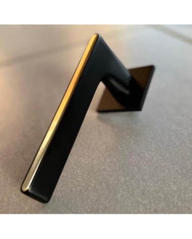 Manilla de puerta bicolor negra y dorada sobre placa cuadrada - modelo Ferrara - manilla de diseño