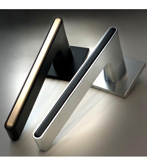 Manilla de puerta bicolor negra y dorada sobre placa cuadrada - modelo Ferrara - manilla de diseño