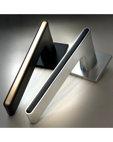 Manilla de puerta bicolor negra y dorada sobre placa cuadrada - modelo Ferrara - diseño