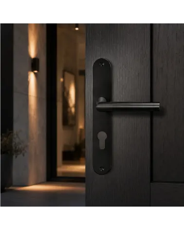 Tirador sobre placa grande en PVD negro – especial puerta de entrada – modelo Altesse