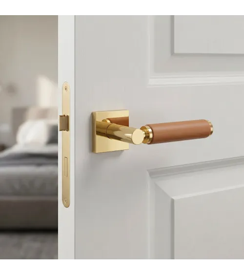 Tirador de puerta en latón y cuero claro TUPAI 4200/200 cuadrado - herraje design