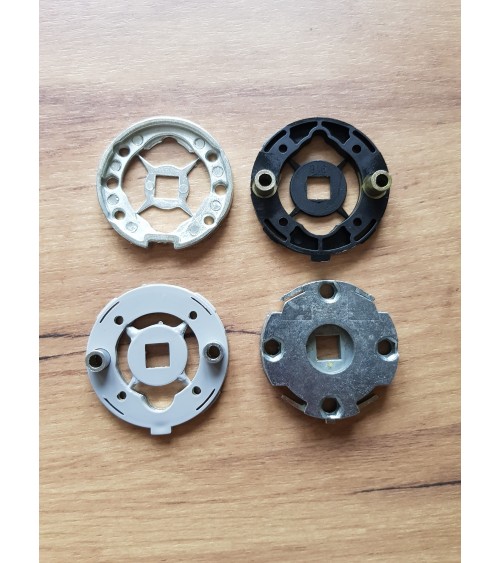 Cuatro adaptadores de montaje para las manecillas de puerta