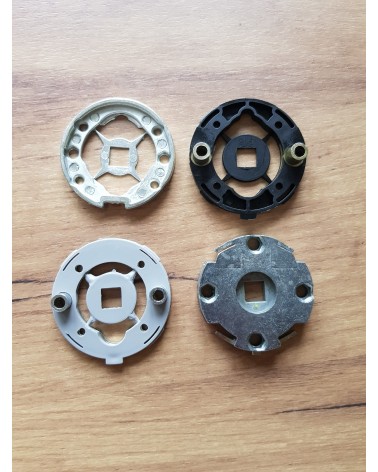 Cuatro adaptadores de montaje para las manecillas de puerta