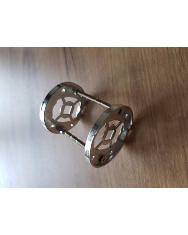 Dos adaptadores de montaje en metal para las manecillas de puerta vistos de lado, con los tornillos pasantes M4