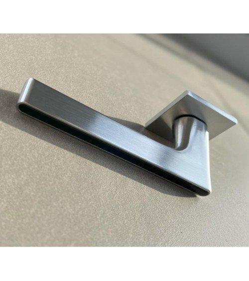Tirador de puerta negra y dorada Ferrara cuadrada - tirador de diseño