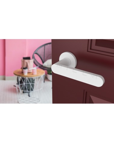 Tirador de puerta color blanco ALORA tirador de diseño vista inclinada montada en una puerta