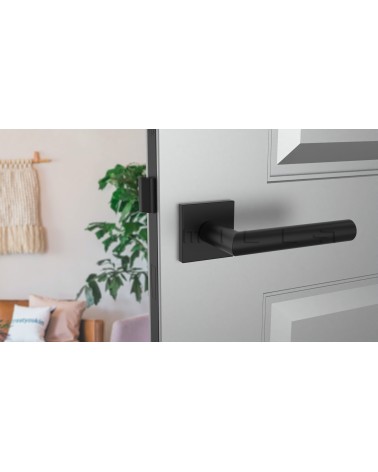 Tirador de puerta negro ARABIS tirador de diseño montado en una puerta entreabierta