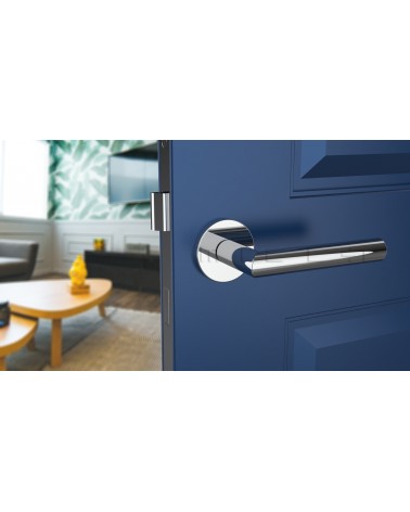 Tirador de puerta color cromo pulido ARABIS tirador de diseño vista frontal montada en una puerta