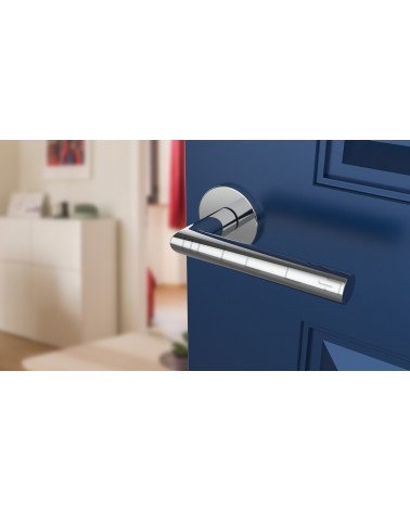 Tirador de puerta color cromo pulido ARABIS tirador de diseño vista superior inclinada montada en una puerta