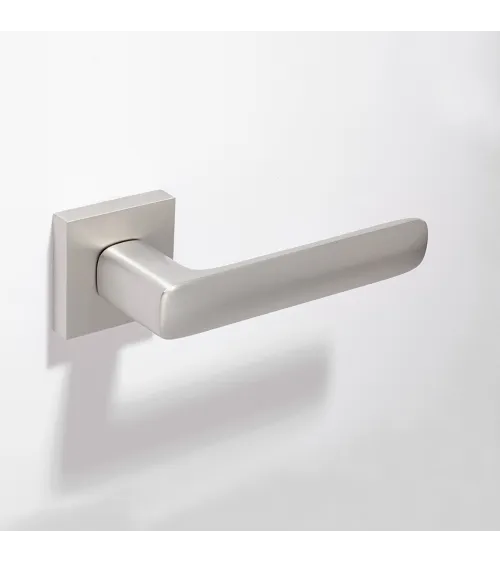 Manilla de puerta Écir de zamak con acabado níquel satinado