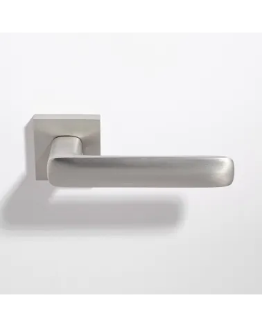 Manilla de puerta Écir de zamak con acabado níquel satinado