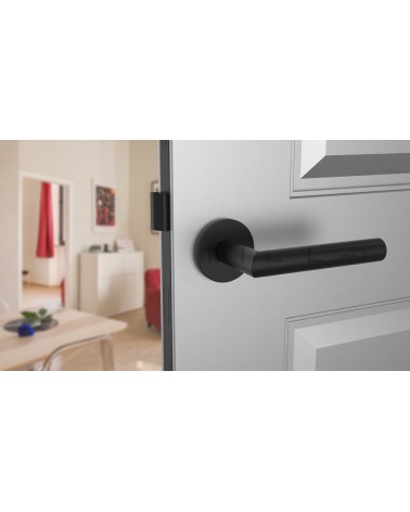 Tirador de puerta color negro ARABIS tirador de diseño vista de frente montada en una puerta 1