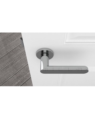 Tirador de puerta cromado pulido ALORA tirador de diseño vista superior montado en una puerta