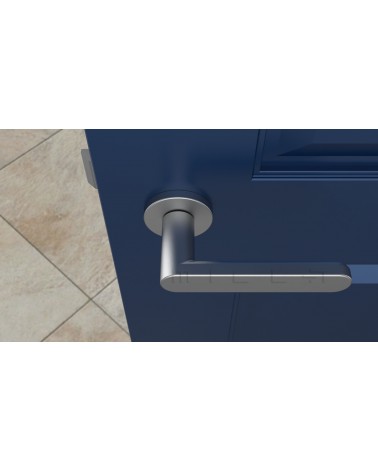 Manija de puerta cromo satinado ALORA manija de diseño vista superior montada en una puerta