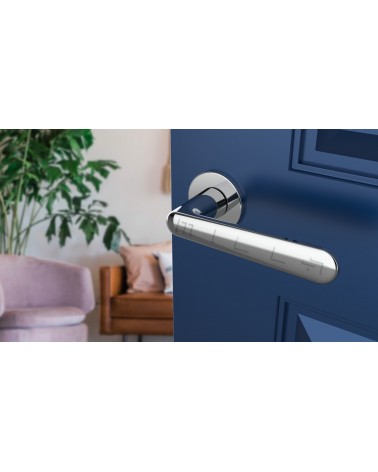 Manija de puerta cromo pulido ARIA manija de diseño vista superior inclinada montada en una puerta