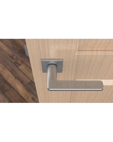 Tirador de puerta cromo satinado SETIA tirador de diseño vista desde arriba montada en una puerta