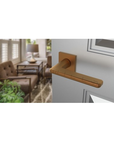 Palanca de puerta cobre SETIA palanca de diseño vista superior inclinada montada en una puerta
