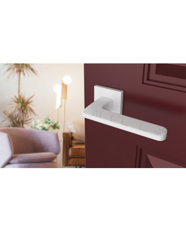 Tirador de puerta blanca YUKA herraje design vista inclinada montada en una puerta