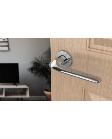 Tirador de puerta cromado pulido AZALIA tirador de diseño vista inclinada montado en una puerta