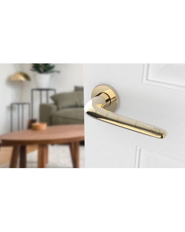 Tirador de puerta Dorada AZALIA tirador de diseño vista inclinada montada en una puerta
